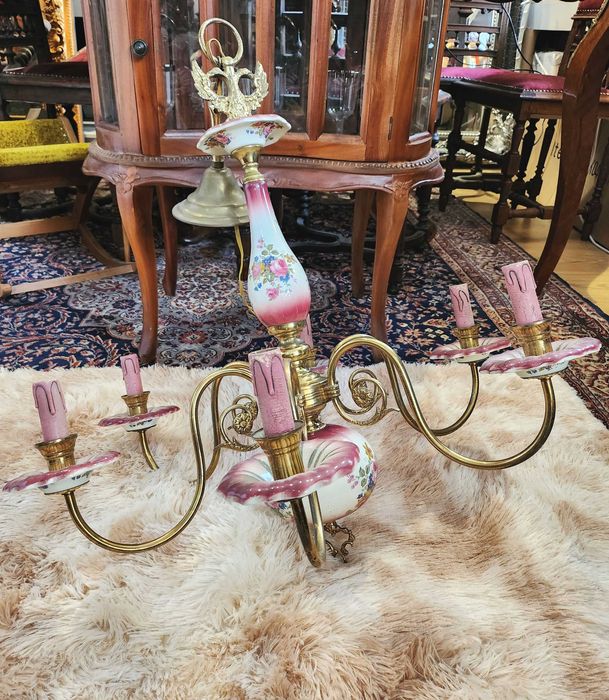 Порцеланов полилей с флорална декорация и месингови елементи