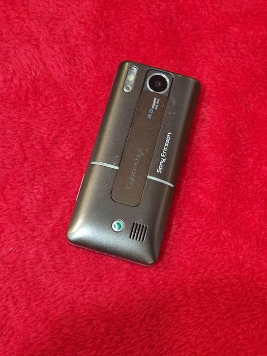 Telefon Sony Ericsson cu incarcator