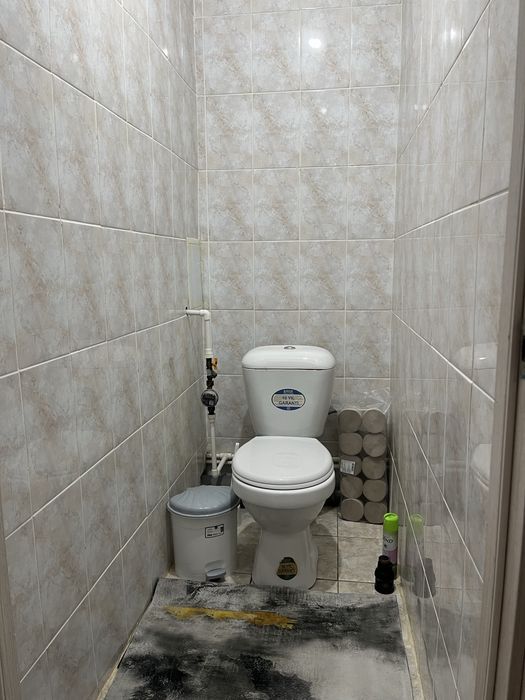 Үй сатылады! Жаңа үйдегі 3 бөлмелі кең пәтер .