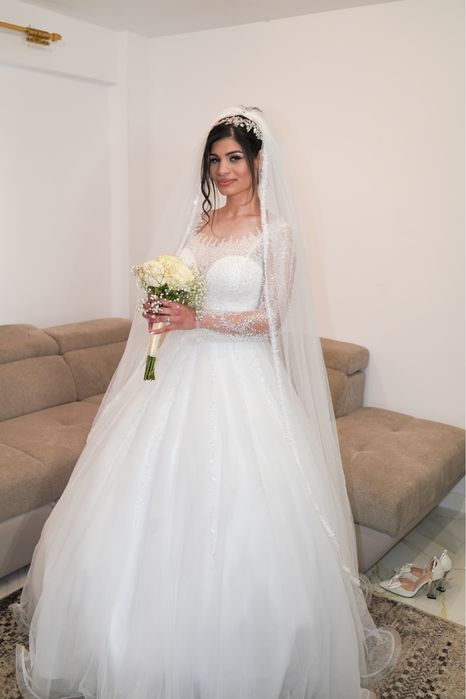Rochie de mireasa impecabila cu tot cu diadema si voal