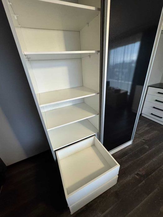 Гардероб прахово боядисан черен металик и бял гланц на плъзгане с блум