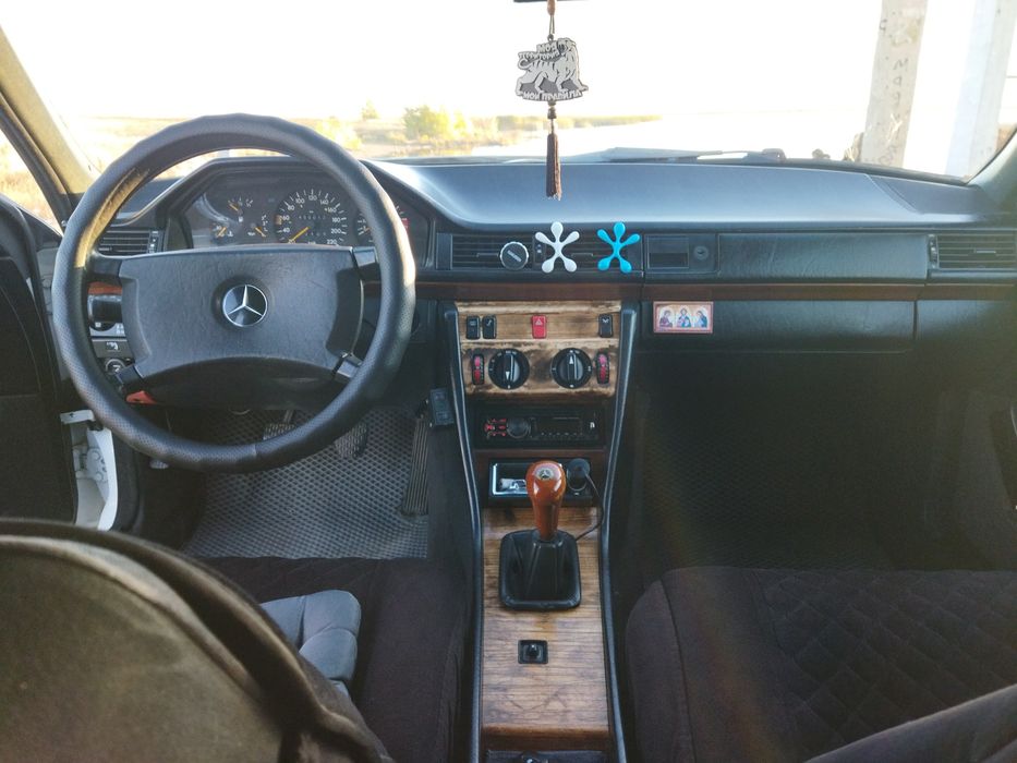 Продам мерседес Е200.