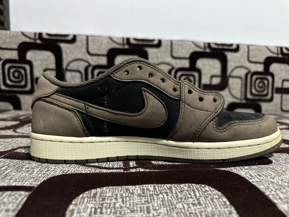 Travis Scott Jordan 1 low maro 42