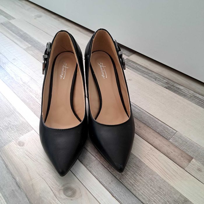 Обувки на тънък ток.