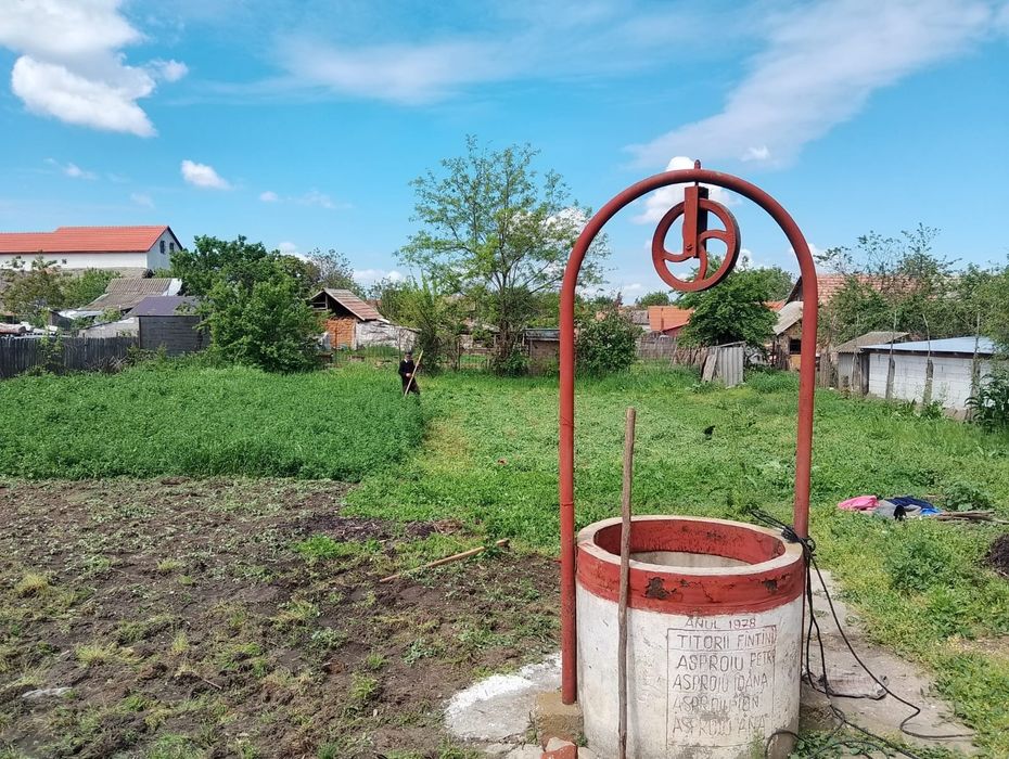 Două case în aceeași curte cu teren 970mp.la str. asfaltată,cu utilit