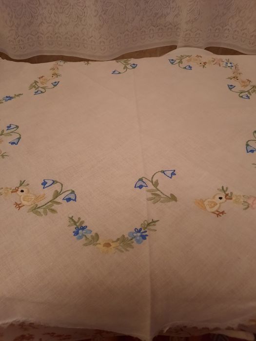 Față de masă rotunda cu broderie puișori