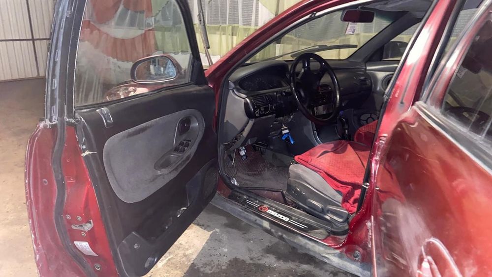 Мазда кронс красныи