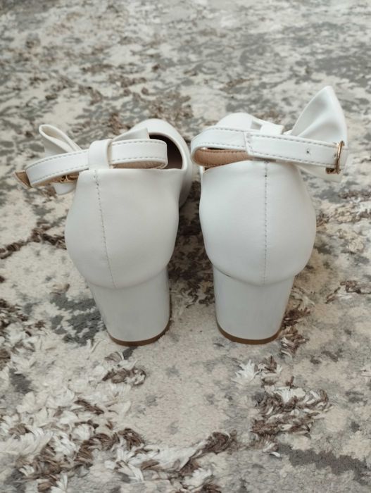 Белые туфли на каблуке