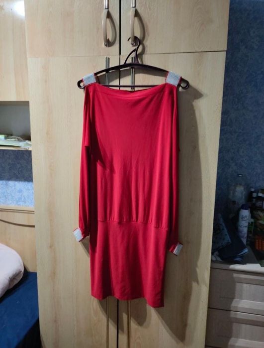 Платья,б/у,одеты один,два раза