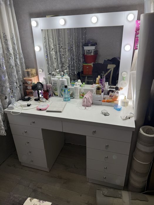 Мебель диван и стол трюмо