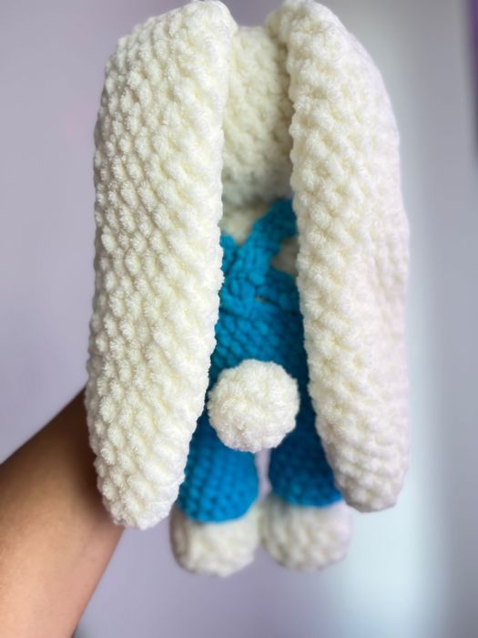 Ръчно плетено зайче с гащеризонче