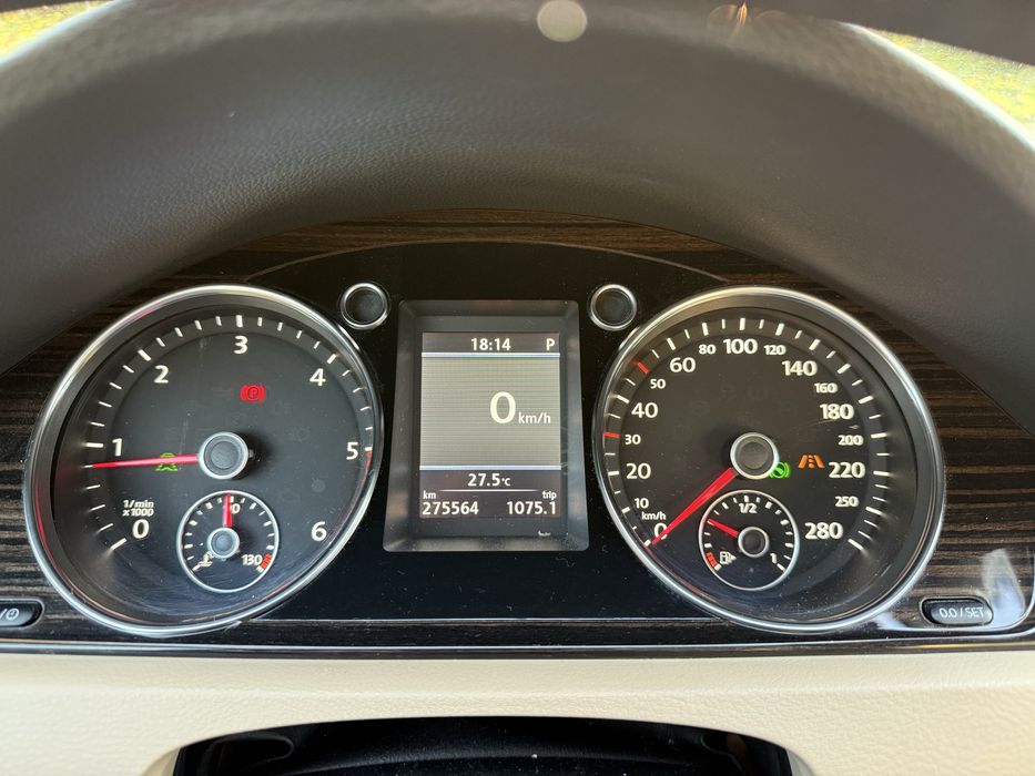 * Volkswagen Passat CC *
