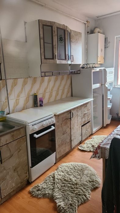Închiriez apartament cu doua camere