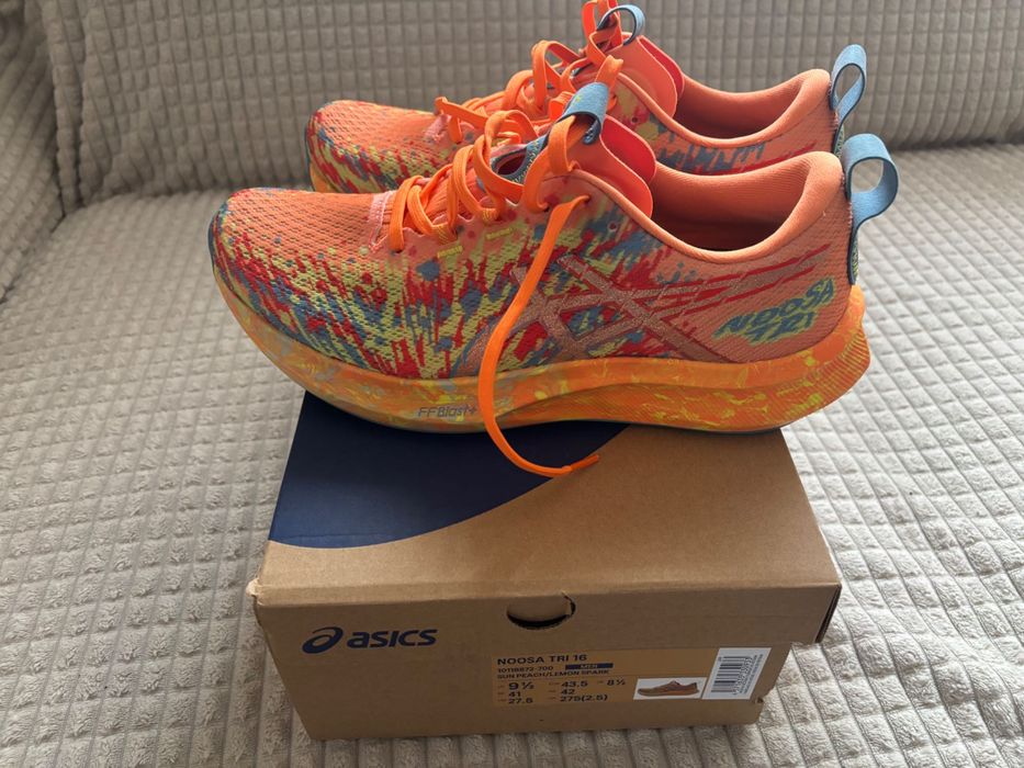 Маратонки ASICS.