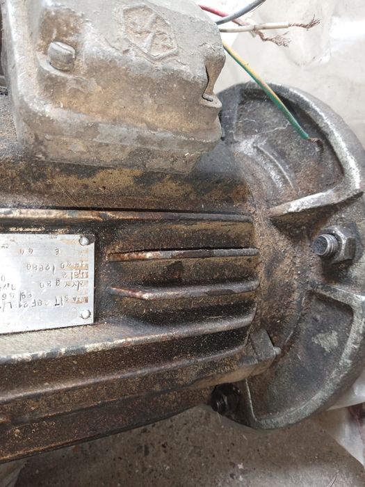 Motor electric trifazat comunist