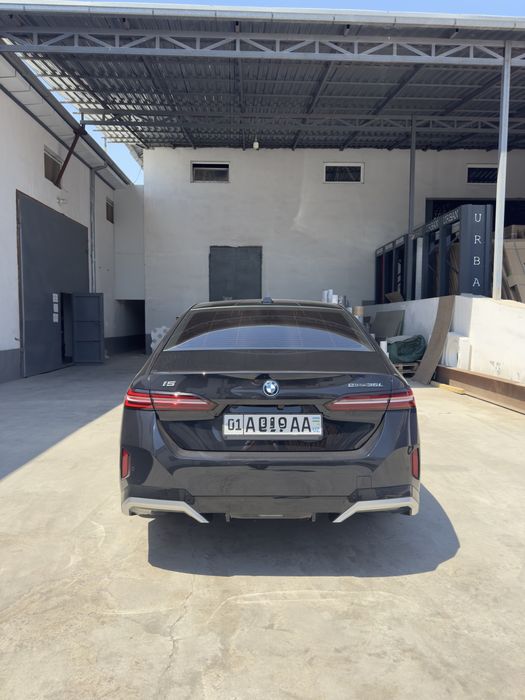 Bmw I5.