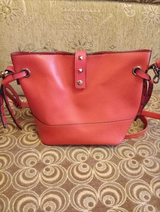 Продается красная сумка