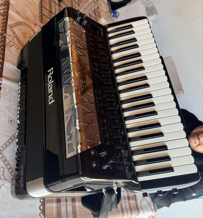 Vand/ Schimb acordeon Roland fr 8 x