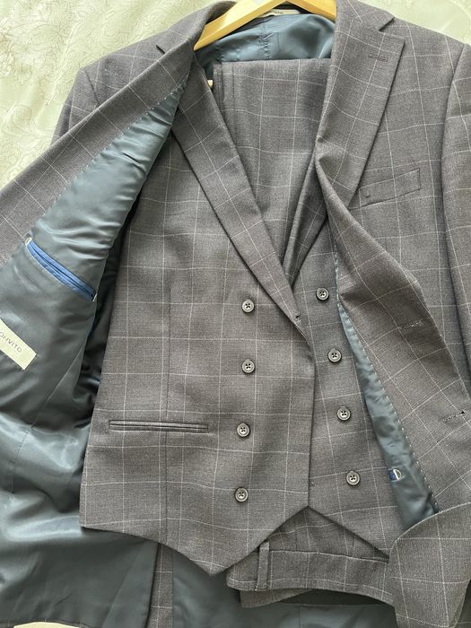 Продаю костюм тройку