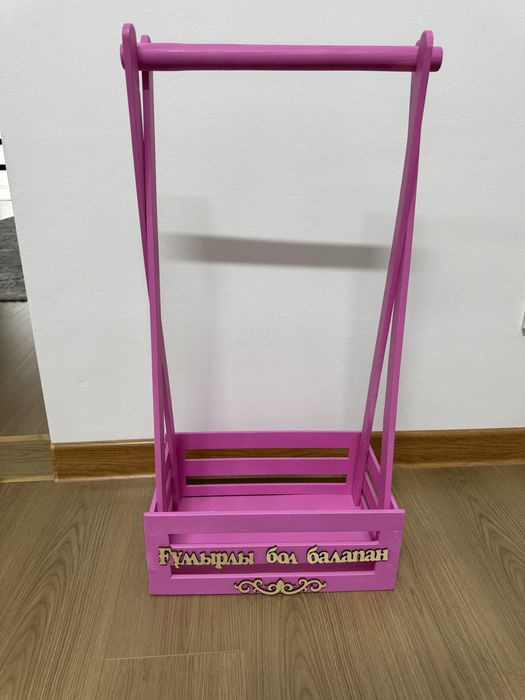 Детская стойка для одежды