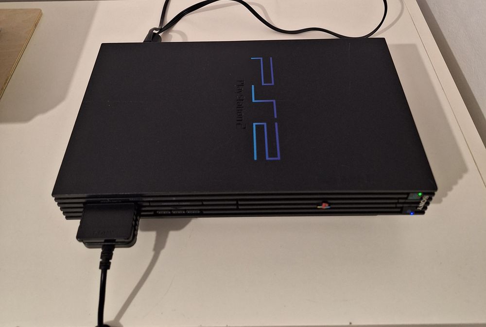 Consola Playstation 2, accesoriile din poza.
