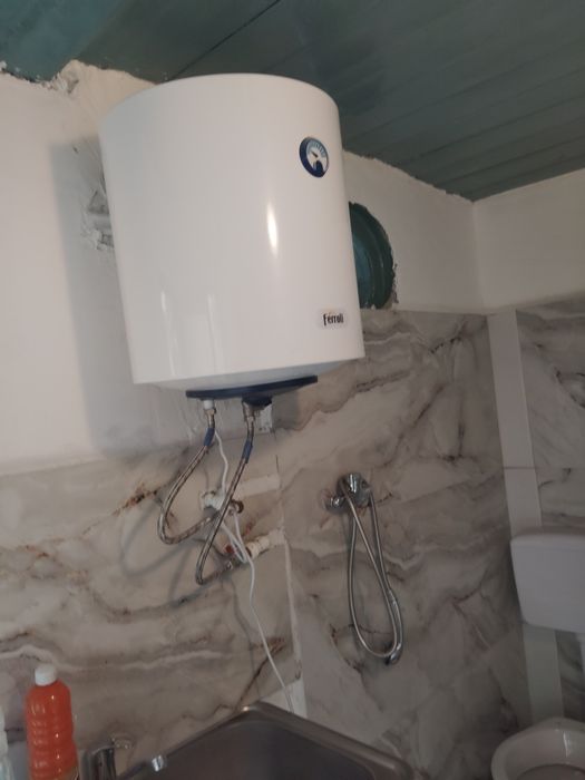 Închiriez casă cu teren (5 camere + baie + bucătărie)