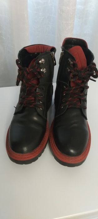 Продаются женские ботинки
