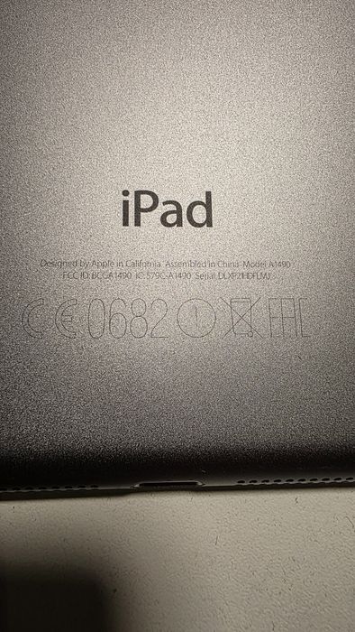 Tableta Apple iPad Mini 2, 8", cu mica problema la ecran