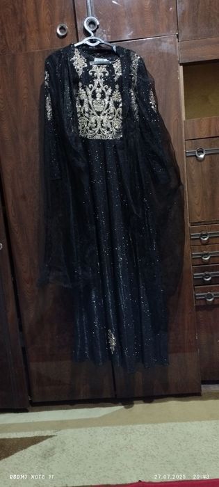 Вечернее платье с стразами и вышивкой