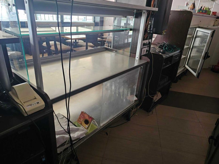 Сладкарско обзавеждане - хладилна и неутрална витрина , щанд маса