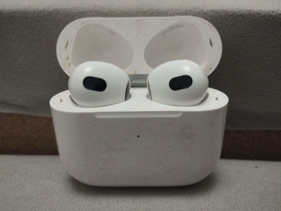 Айрподсы 3 идеальные но есть маленькие царапинки не значительные