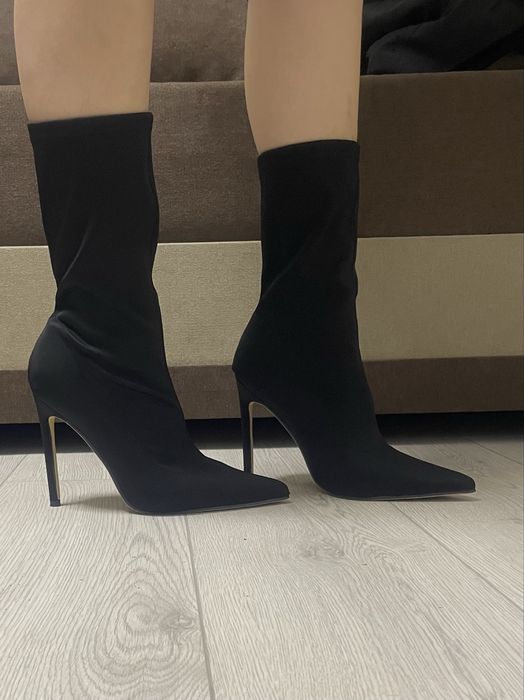 Черни боти с ток