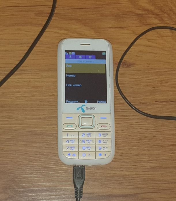 Работещи телефони, стари модели и различни зарядни устройства