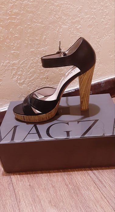 Босоножки. Высокий каблук.