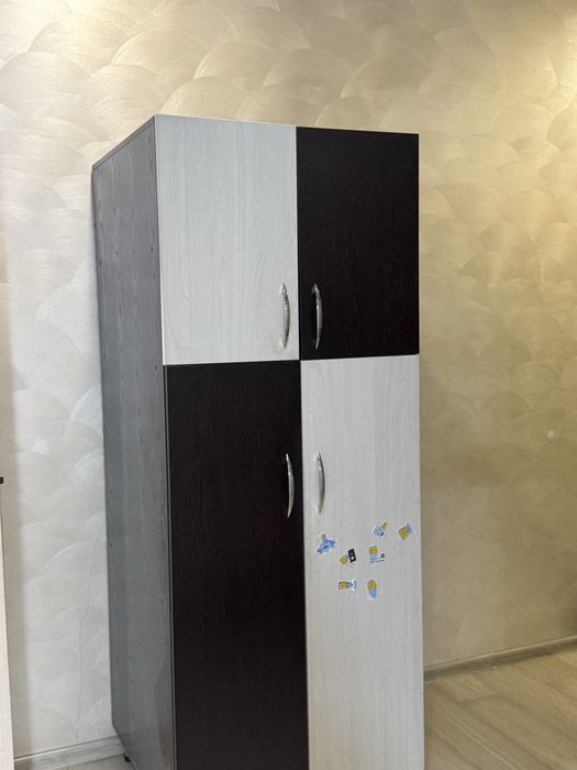 Шкаф черно-белый