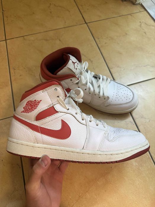 Jordan 1 Mid “White Dune Red”