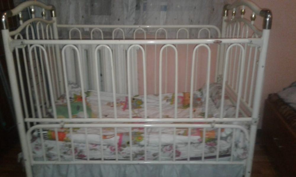 продам кроватку детскую металлическую