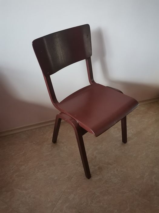 Стар дървен трапезен стол