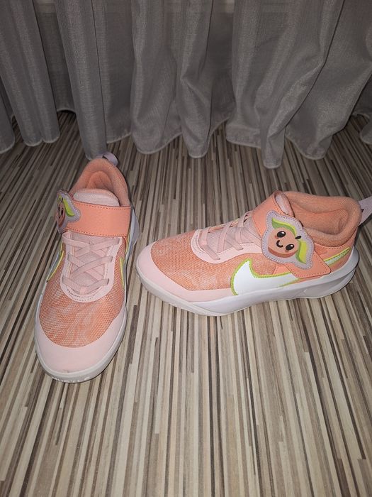 Adidași noi Nike marime 34 (uk2)
