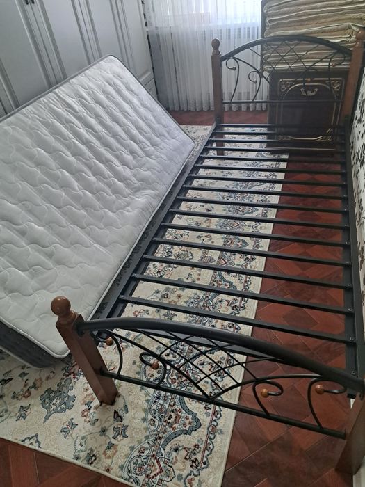 Кровать с матрасом