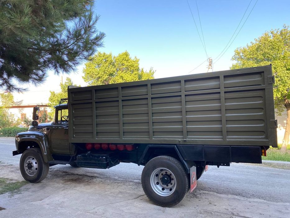 Zil 131 naxadi ishlab turgan moshin