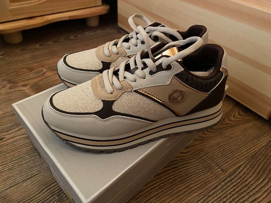 Златисти маратонки Tamaris - нови