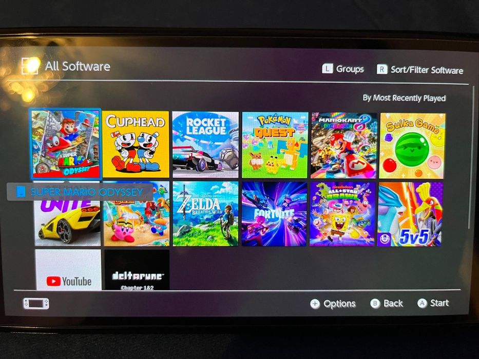 Nintendo switch + 12 jocuri incluse Zelda Mario, accesorii