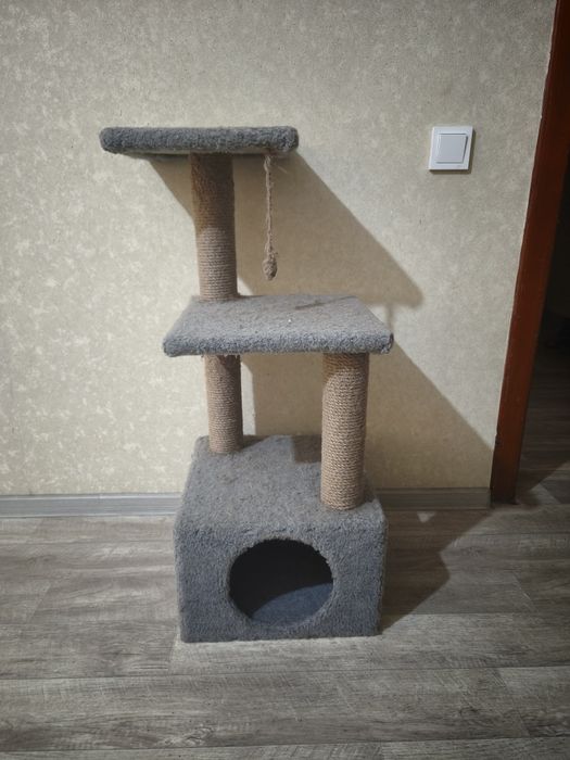 Домик для кошки продам все за 12 тысяч самовывоз