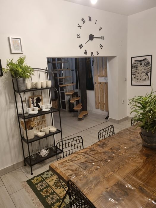 Casa cu șemineu, curte mare și vatra de foc