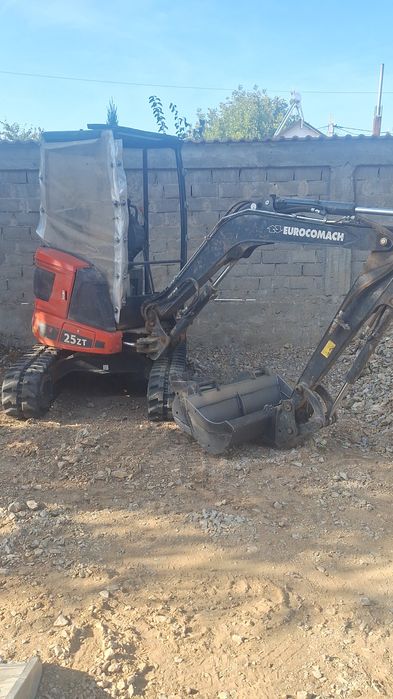 Miniexcavator și bobcat spatii înguste  pamant vegetal si nisipos