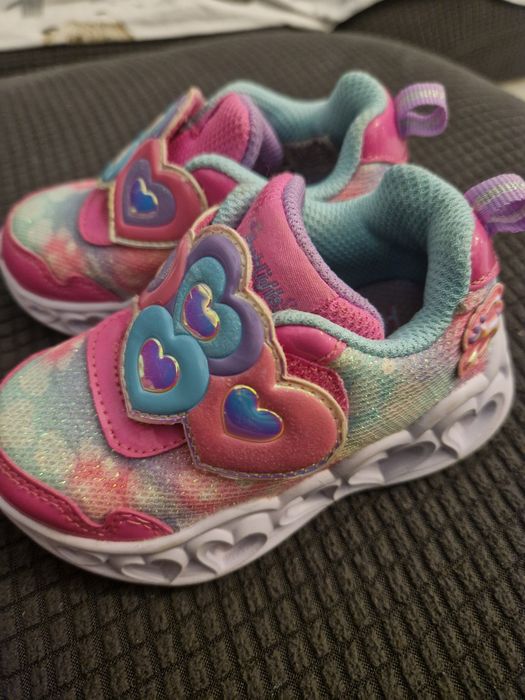 adidasi skechers