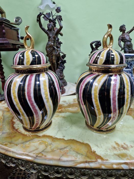 Чифт Уникални антикварни белгийски порцеланови урни H.BEQUET