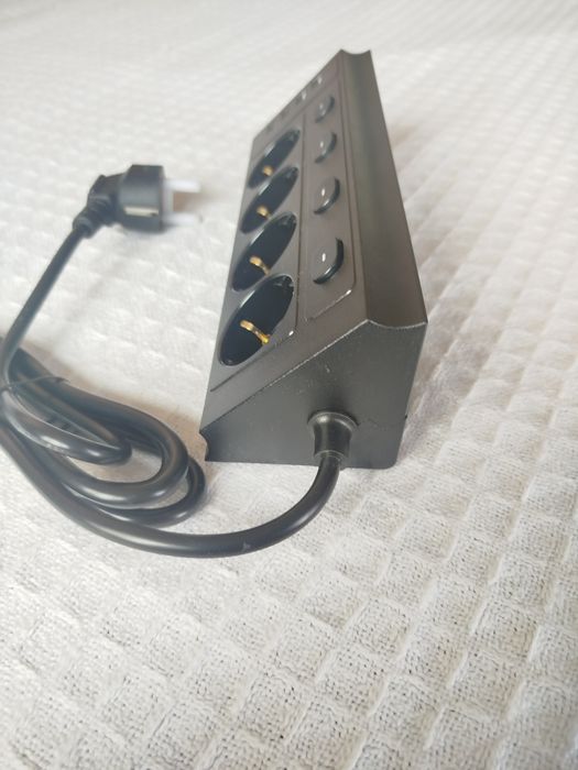 Ъглов разклонител с 4 гнезда,2 USB-A,2 USB-C