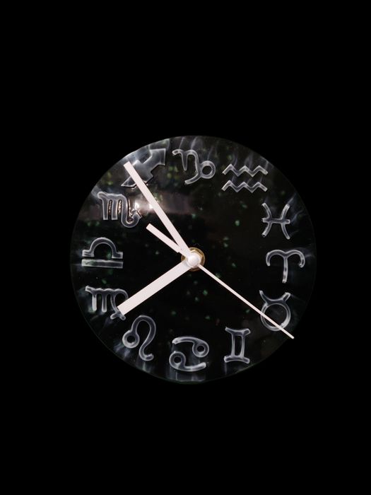 Часовник от епоксидна смола (ръчна изработка)